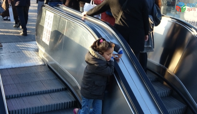 (Özel)Taksim Metrosunun yürüyen merdivenlerinde tehlikeli oyun