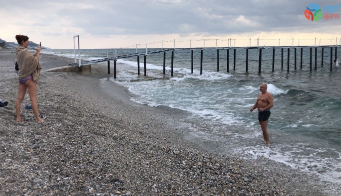 Rus turistler soğuk havaya aldırış etmeden denize girdi