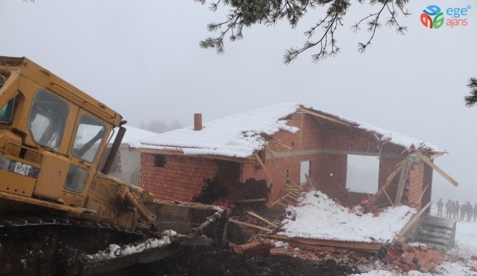 Samsun’da orman arazisindeki 26 kaçak yayla evi yıkıldı