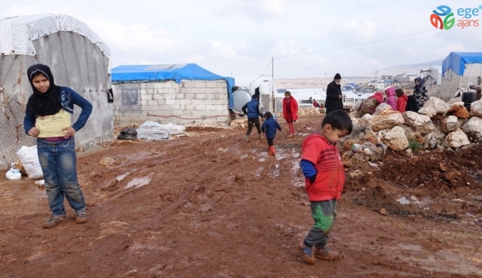 Suriye’de mülteci kampları sel sonrası çamur altında kaldı