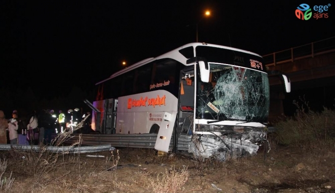 TEM Otoyolunda bariyerlere çarpan otobüs yoldan çıktı: 7 yaralı