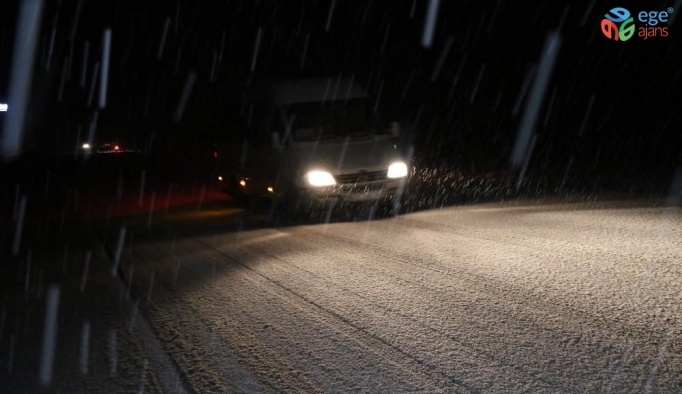 Zonguldak’ta aniden bastıran kar hayatı olumsuz etkiledi