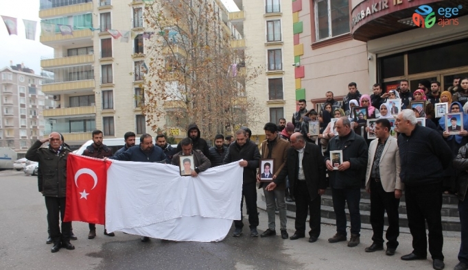 HDP önündeki aileler İdlib ve Van şehitleri için ellerinde kefen ve Türk bayrağıyla saygı duruşunda bulundu