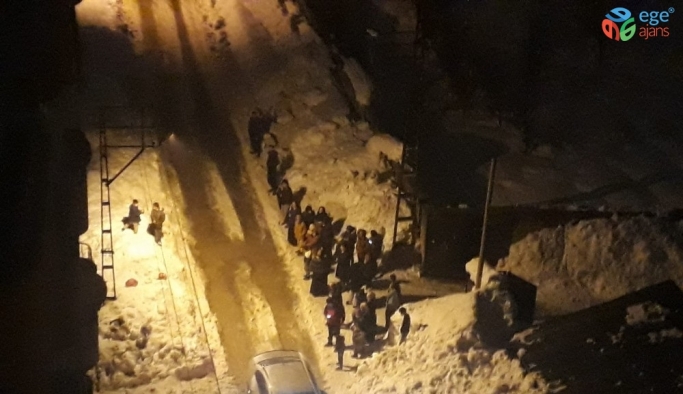 İran’daki deprem Hakkarili vatandaşları sokağa döktü
