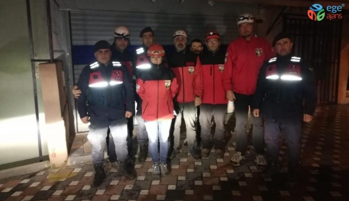 İzmir’de dağda kaybolan 3 kişiye 6 saat sonra ulaşıldı