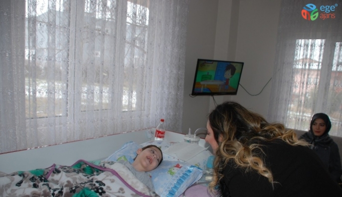 Protokol eşlerinden serebral palsi hastası Ege’ye ziyaret