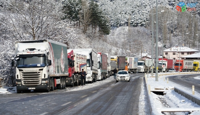 Tokat-Sivas kara yolunda buzlanma ulaşımda aksamalara yol açtı