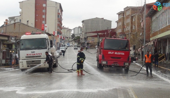 Ahlat’ta cadde ve sokaklar ilaçlı suyla yıkanıyor