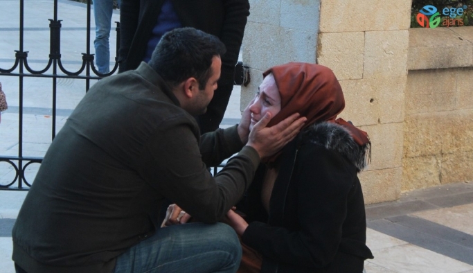 Antalya’da otomobille valilik duvarına çarpan kadın gözyaşlarına boğuldu