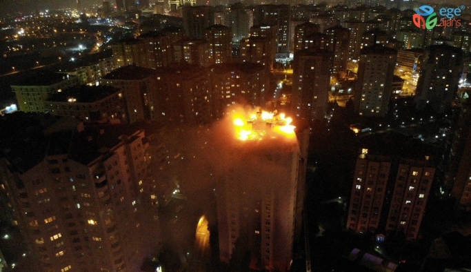 Beylikdüzü’nde 15 katlı binanın çatısı alev alev yandı