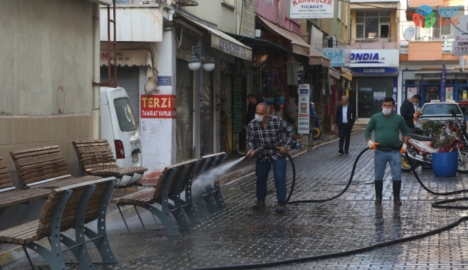 Erdemli’de cadde ve sokaklar aralıksız temizleniyor