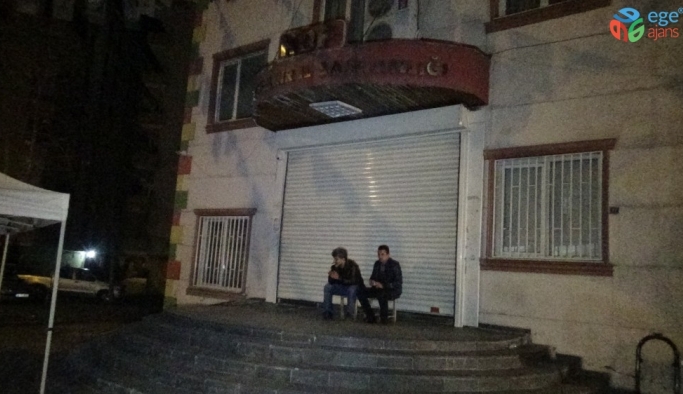 HDP önünde evlat nöbeti tutan aileler gece nöbetine başladı