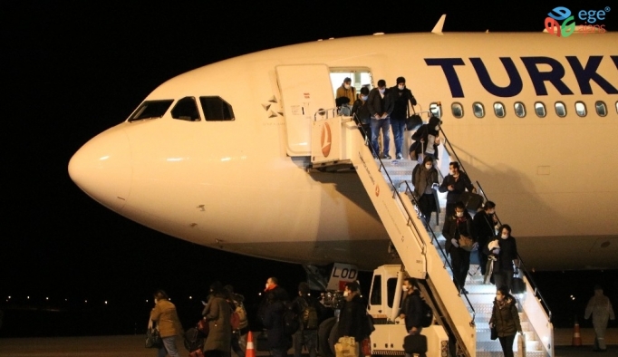 İrlanda’da eğitim gören öğrencileri taşıyan uçak Sivas’a indi