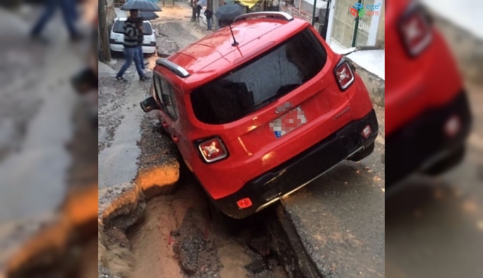 İzmir’de araçlar sağanak yağmurda oluşan çukura düştü