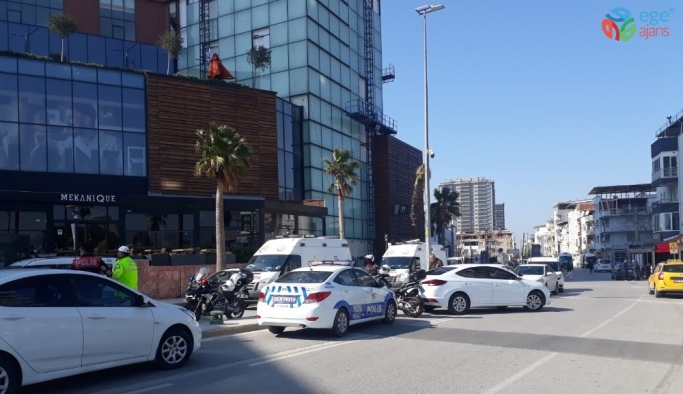 İzmir’in Bornova ilçesinde elinde silahlı AVM’ye giren bir kişi nedeniyle alışveriş merkezi boşaltıldı. İçeriden silah sesleri gelirken, bölgeye çok sayıda polis ekibi sevk edildi.