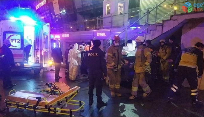 Avcılar’da bir otomobil AVM girişindeki merdivenin altına saplandı: 3 yaralı