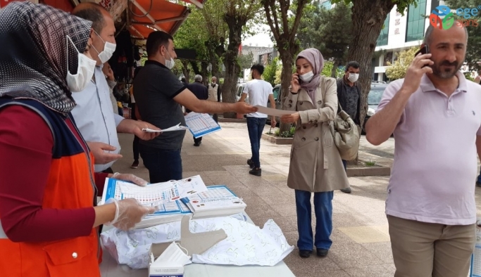 Bismil Belediyesi vatandaşlara maske ve imsakiye dağıttı