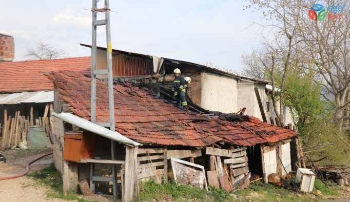 Bolu’da, odunluk yangını kısa sürede söndürüldü