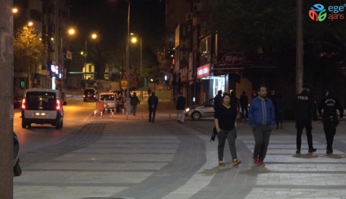 Denizli’de sokağa çıkma kısıtlamasının sona ermesiyle vatandaşlar caddelere akın etti