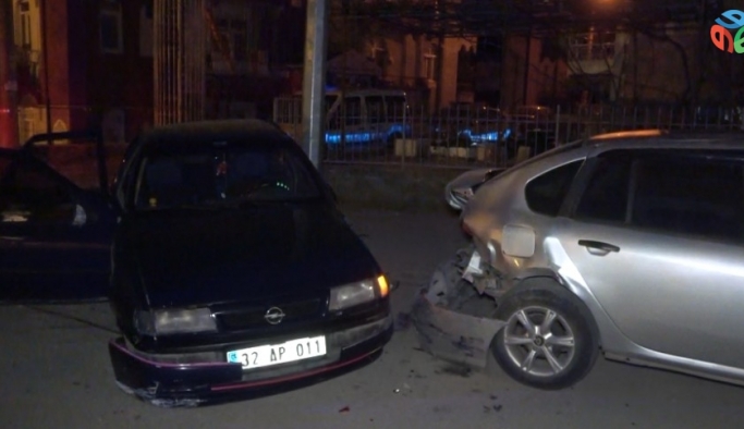 Ehliyetsiz ve alkollü sürücü park halindeki otomobile çarptı: 3 yaralı