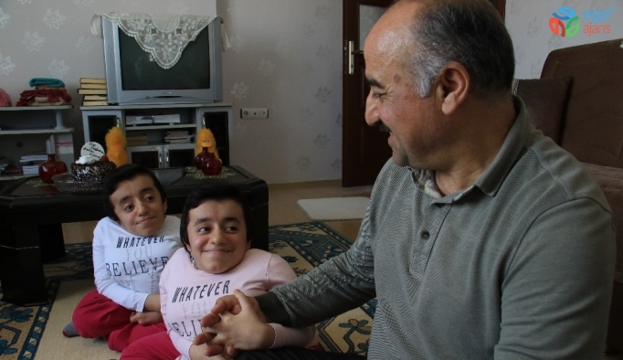 Evlerinin neşe kaynağı, Cam kemik hastası ikizler 15 yaşına girdi