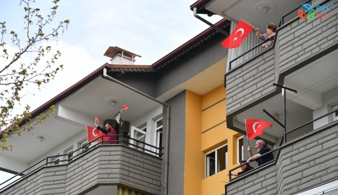 Isparta’da evler Türk Bayraklarıyla donatılıyor
