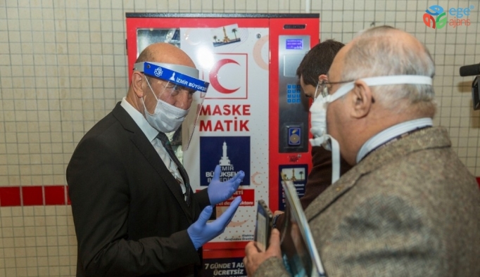 İzmir’in metro istasyonlarında maskematik dönemi