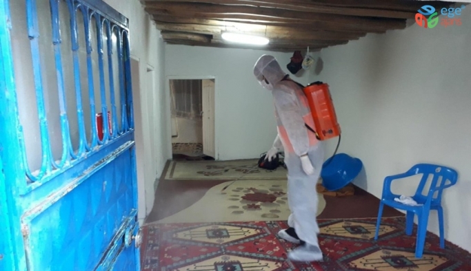 Korona virüs testi pozitif çıkan ailelerin evleri dezenfekte edildi