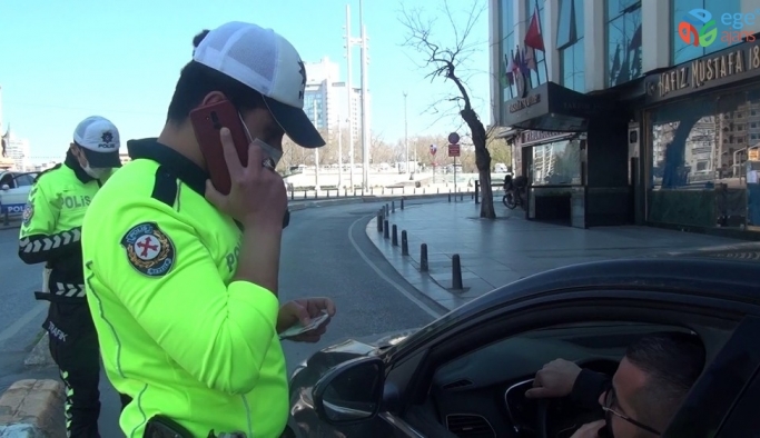(Özel) Taksim’de sokağa çıkma kısıtlamasını delen ehliyetsiz sürücüye ceza