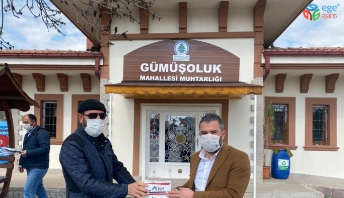 Pursaklar Belediye Başkanı sokak sokak maske dağıttı