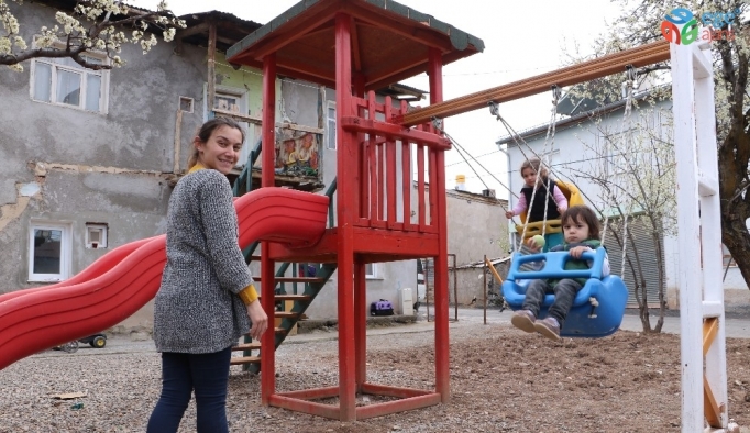 Sokağa çıkamayan çocukları için evinin bahçesine park kurdu