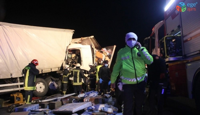 TEM’de kargo yüklü iki kamyon çarpıştı: 1 yaralı