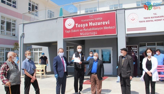 Tosya Huzurevi sakinlerinden "Biz Bize Yeteriz Türkiye" kampanyasına destek