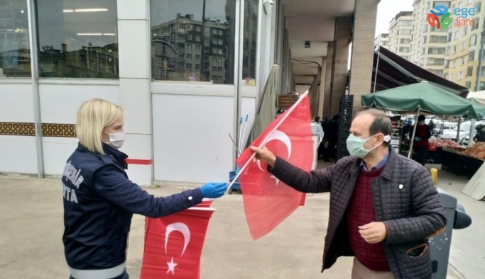 Trabzon Büyükşehir Belediyesi 23 Nisan öncesi Türk bayrağı dağıtıyor