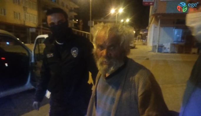 Yaşlı adamı polis ekipleri evine götürdü