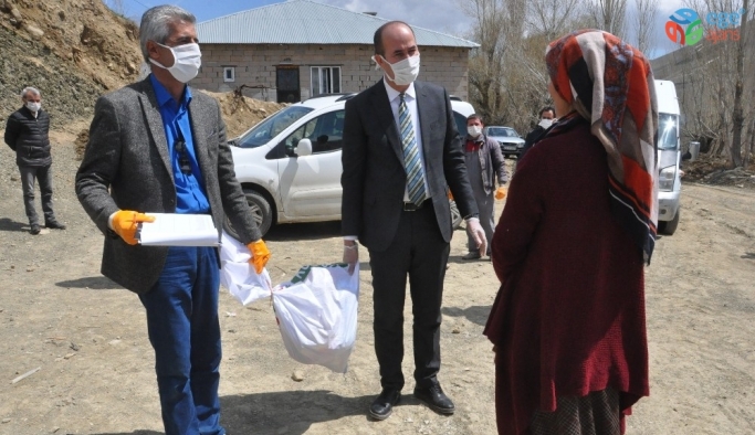 Yüksekova Esendere belediyesinden 500 aileye gıda yardımı
