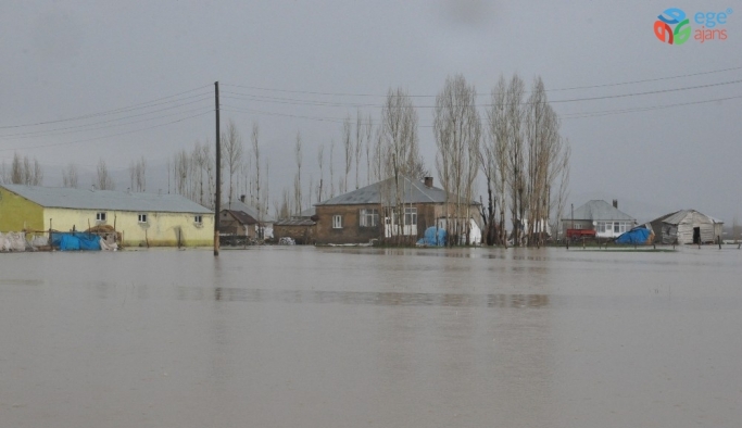 Yüksekova’da evler ve iş yerleri sular altında kaldı