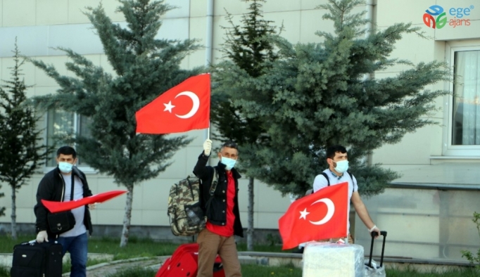 Yurt dışından yurda getirilen 248 kişi, ’Ölürüm Türkiye’m şarkısı ile karşılandı