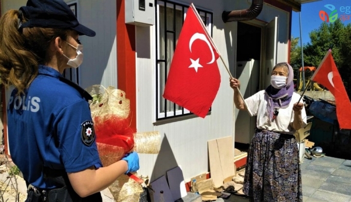 80’lik Zeynep nine Türk bayrağı ile karşıladı, 82’lik Mustafa dede gözyaşlarına boğuldu