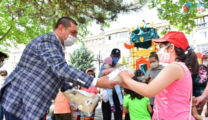 Başkan Vidinlioğlu, çocuklara oyuncak ve çikolata dağıttı