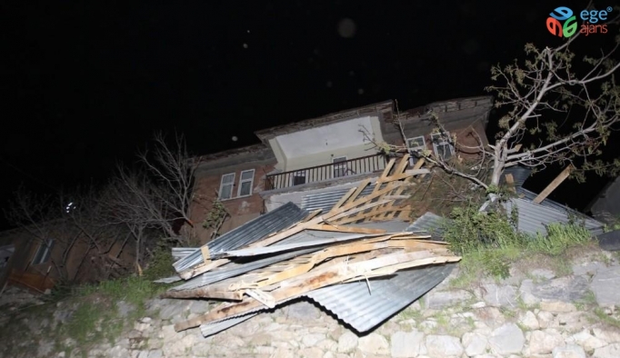 Hakkari’de şiddetli fırtına çatıları uçurdu