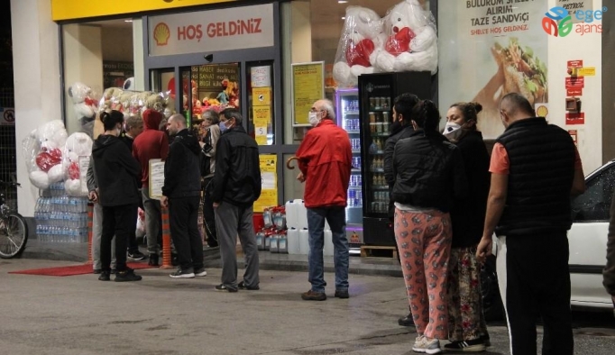 İzmir’de kısıtlama sonrası akaryakıt istasyonları marketlerinde uzun kuyruk