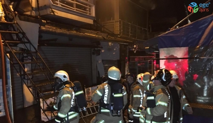 Kadıköy Balıkçılar Çarşısı’ndaki balık restoranı alev alev yandı