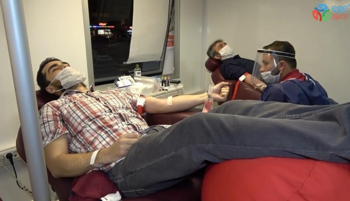 Kırıkkale’de, kan stokları azalınca öğretmenler kan bağışladı