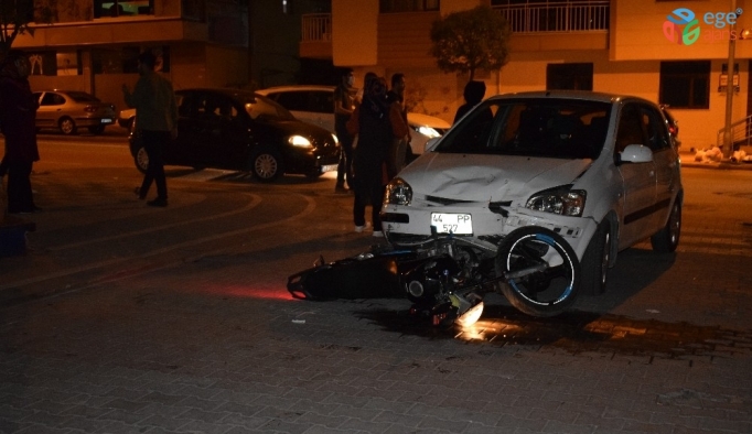Sürücünün kontrolünden çıkan motosiklet, otomobilin altında kaldı:1 yaralı