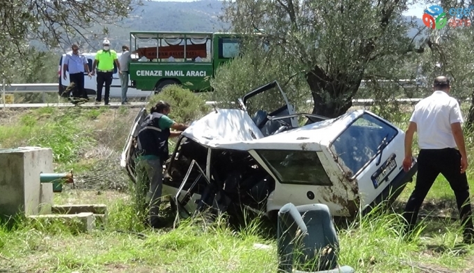 Şarampole uçup zeytin ağacına çarpan otomobil 2 kişiye mezar oldu