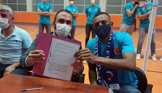 Adilcevaz TÜRŞAD Voleybol Takımı Brezilyalı voleybolcuyla sözleşme imzaladı