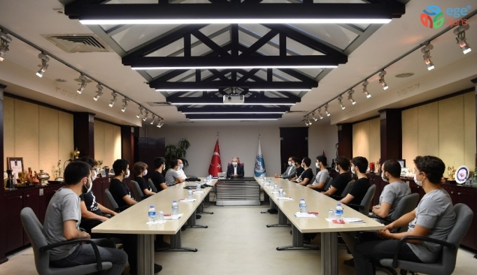Başkan Büyükkılıç, İTÜ’nün İHA Takımına üye başarılı öğrencileri makamında kabul etti.