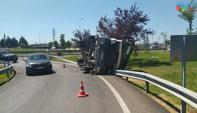 Bursa’da beton yüklü kamyon yan yattı