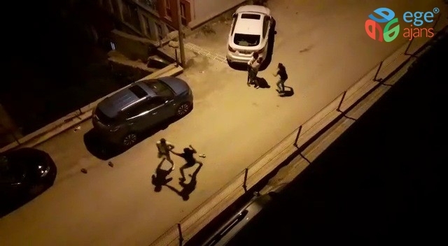 Sokak ortasında tekme-tokat kavga
